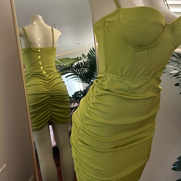 Green fitting dress - Picture 2 of 2